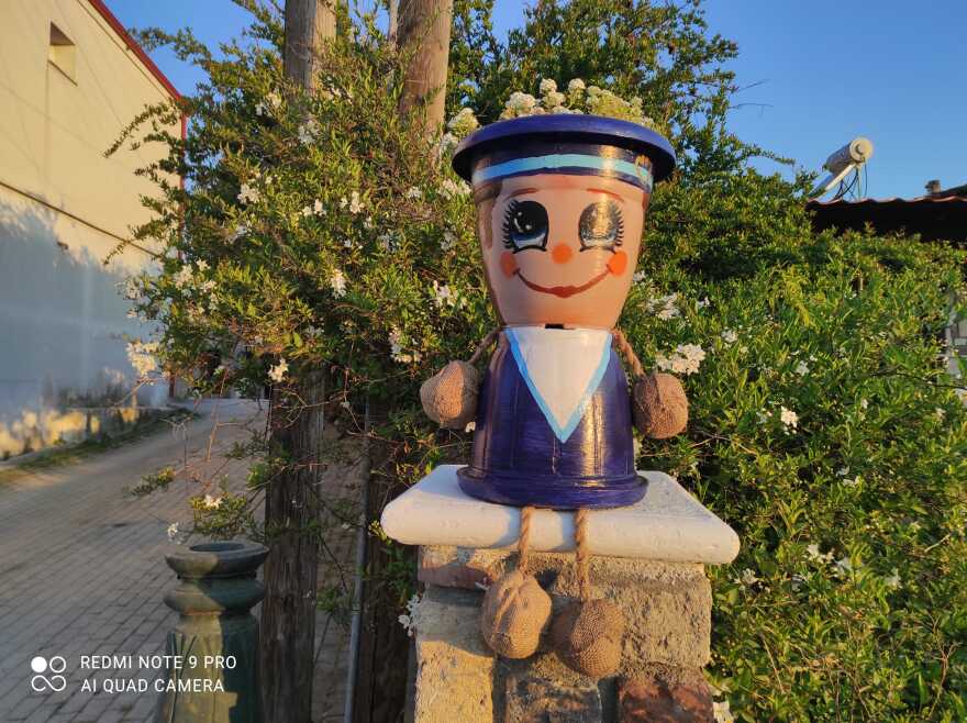 Χαλκιδική: Ελαιοχρωματιστής μεταμόρφωσε το χωριό του με δεκάδες έργα τέχνης σε τενεκέδες και γλάστρες