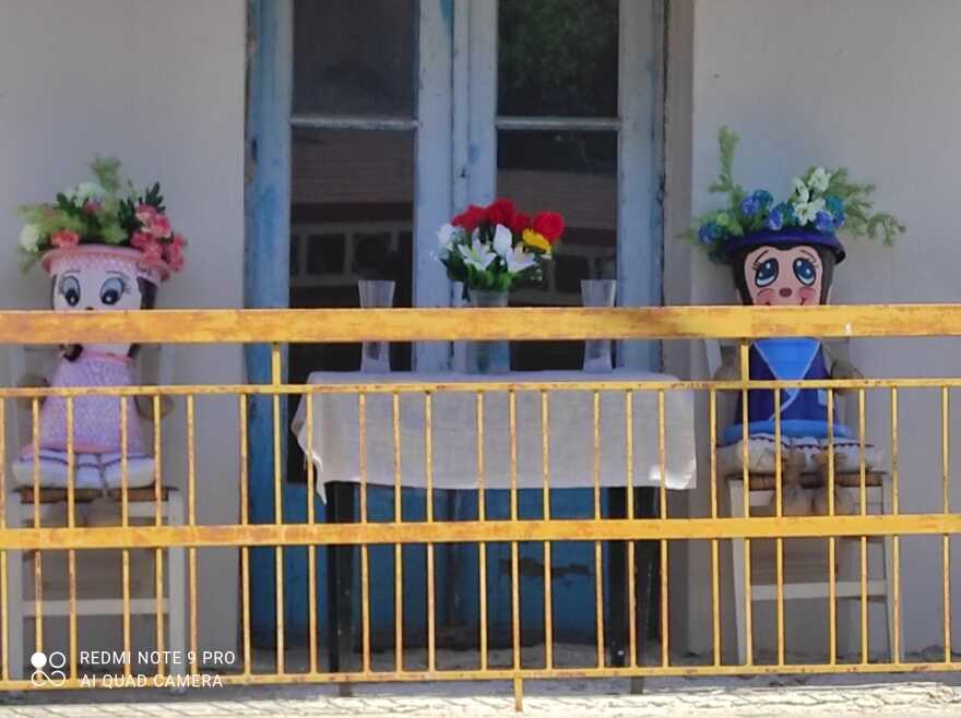 Χαλκιδική: Ελαιοχρωματιστής μεταμόρφωσε το χωριό του με δεκάδες έργα τέχνης σε τενεκέδες και γλάστρες