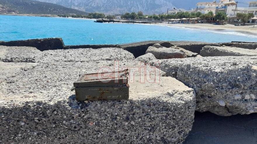Κρήτη: Έπεσε πάνω σε κουτί με κάλυκες βλημάτων, ενώ κολυμπούσε στην παραλία (φωτογραφίες)