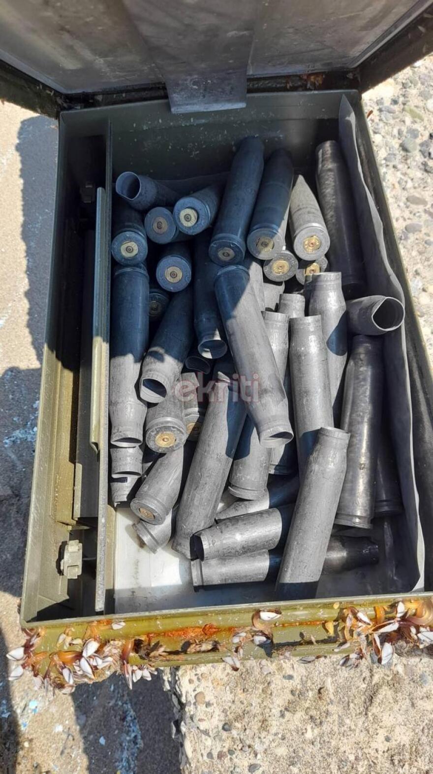 Κρήτη: Έπεσε πάνω σε κουτί με κάλυκες βλημάτων, ενώ κολυμπούσε στην παραλία (φωτογραφίες)