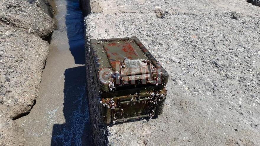 Κρήτη: Έπεσε πάνω σε κουτί με κάλυκες βλημάτων, ενώ κολυμπούσε στην παραλία (φωτογραφίες)