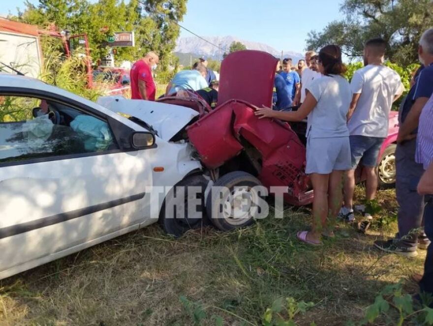 Αχαΐα: «Δίπλωσε» αυτοκίνητο από σφοδρή σύγκρουση, στο νοσοκομείο ηλικιωμένος οδηγός (φωτογραφίες)
