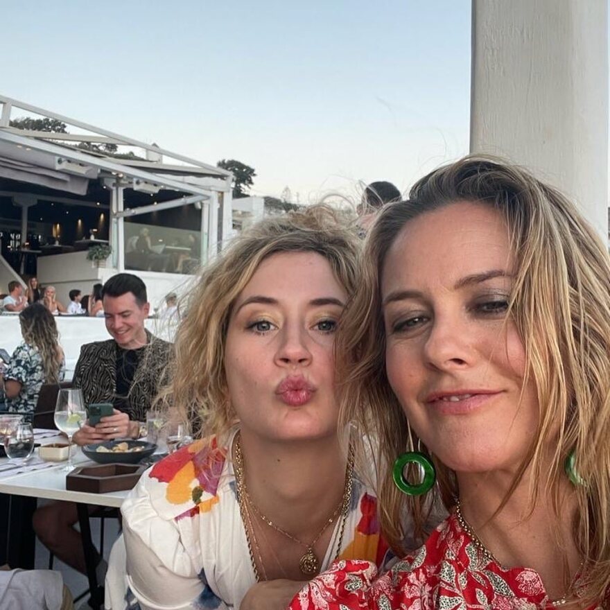 H Αλίσια Σίλβερστοουν κάνει διακοπές στην Ελλάδα