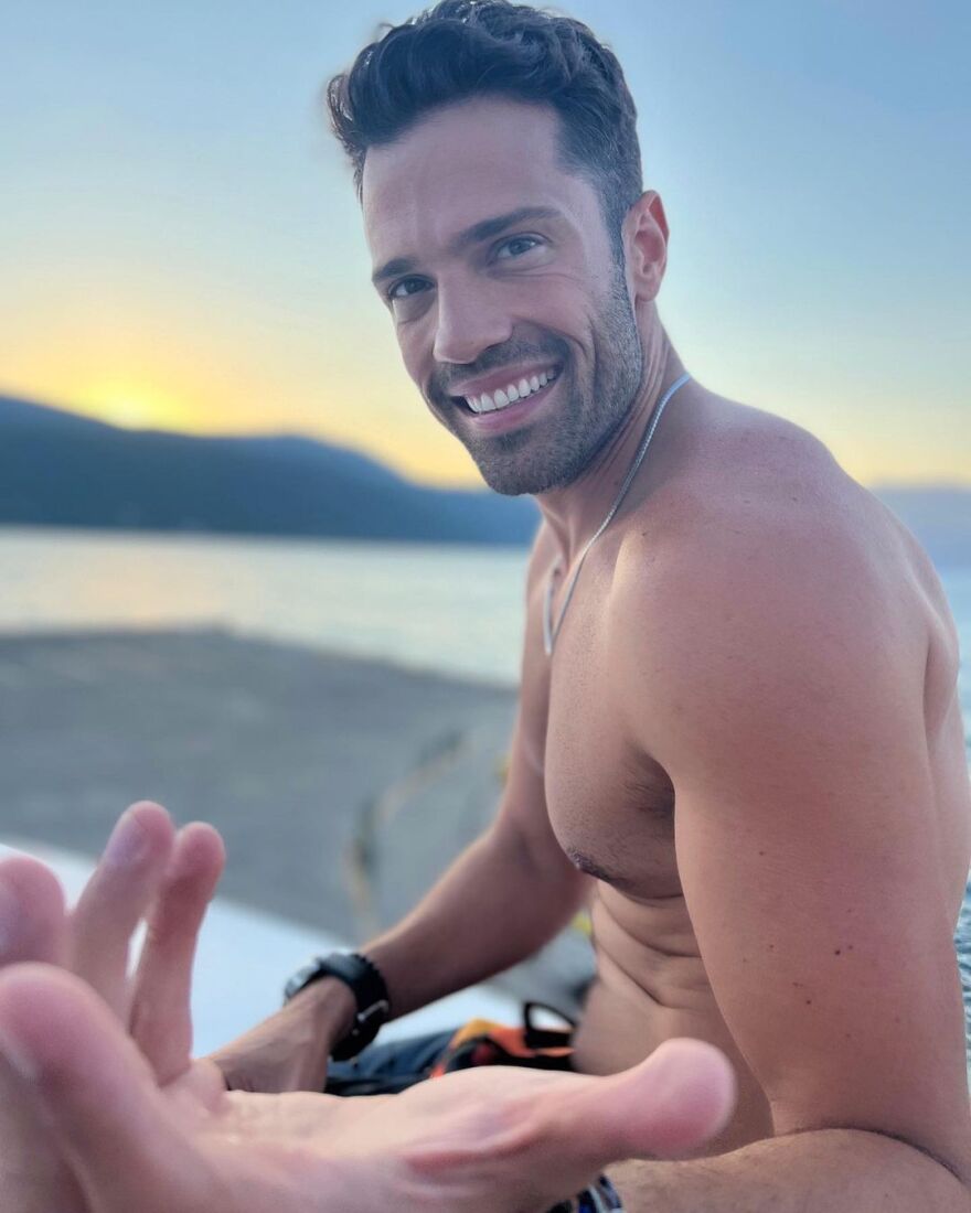 Κωνσταντίνος Αργυρός: Για «επτανησιακή ρομαντζάδα» ο τραγουδιστής - Δείτε φωτογραφίες