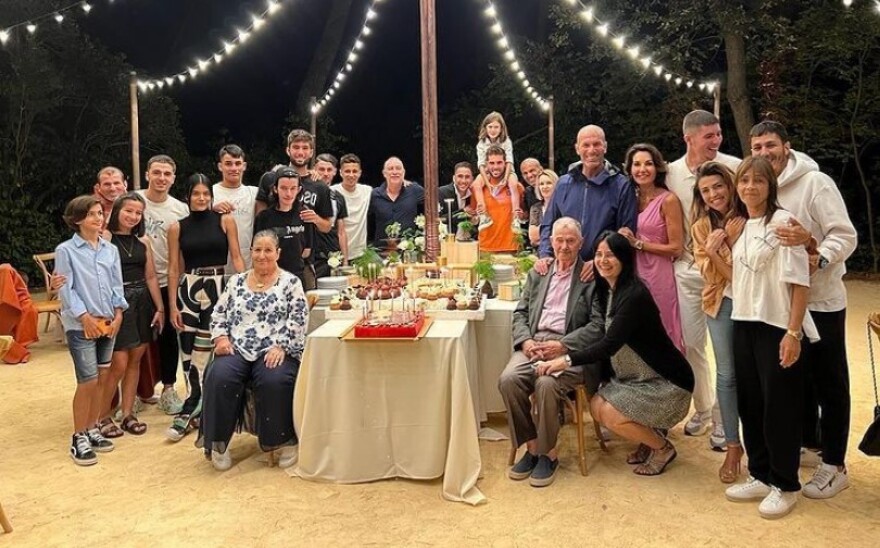 Ζινεντίν Ζιντάν: Viral η φωτογραφία με την εντυπωσιακή του οικογένεια 