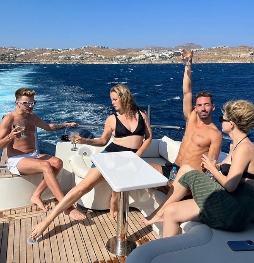 H Αλίσια Σίλβερστοουν κάνει διακοπές στην Ελλάδα