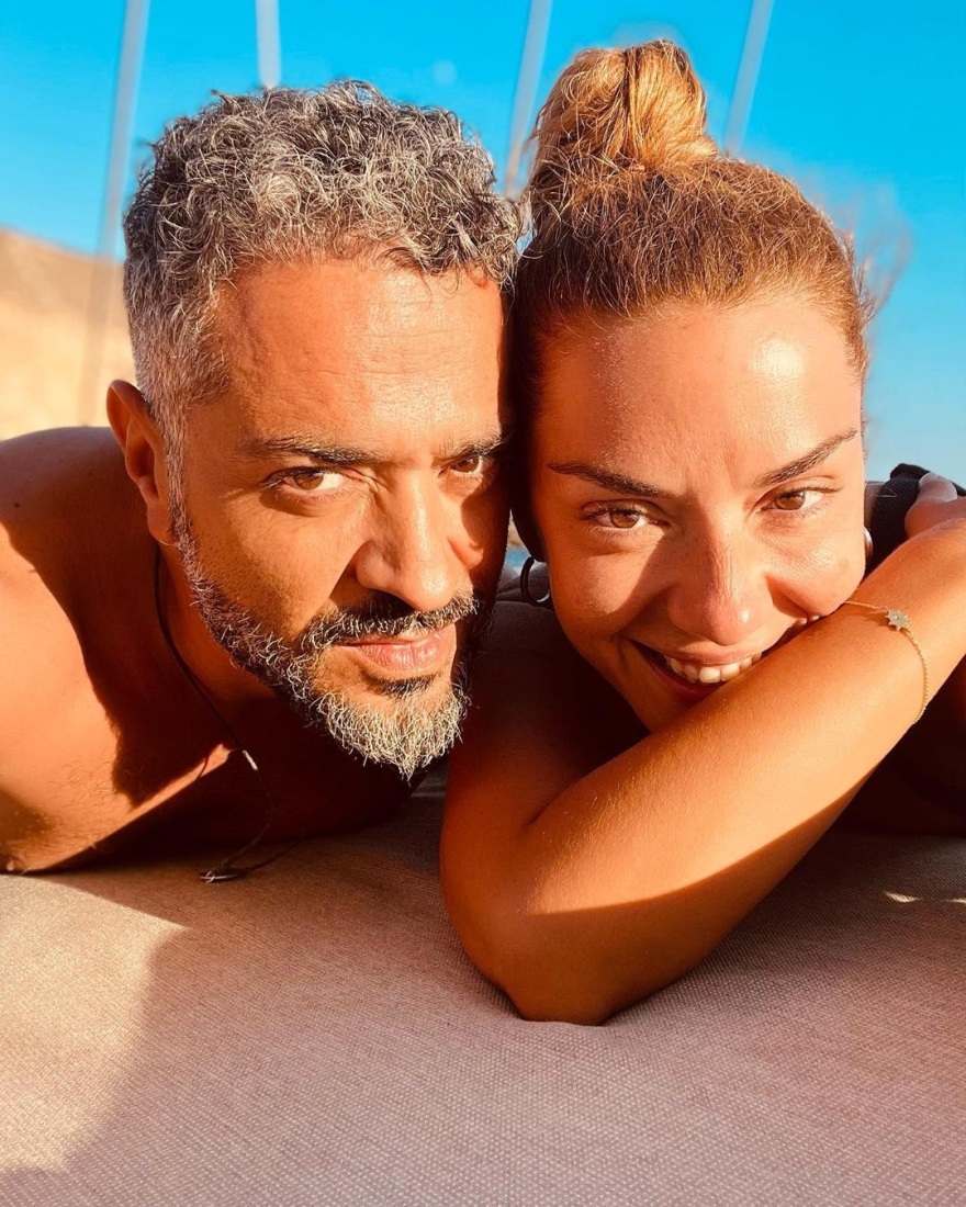 Βάσω Λασκαράκη και Λευτέρης Σουλτάτος ποζάρουν κάτω από τον ήλιο