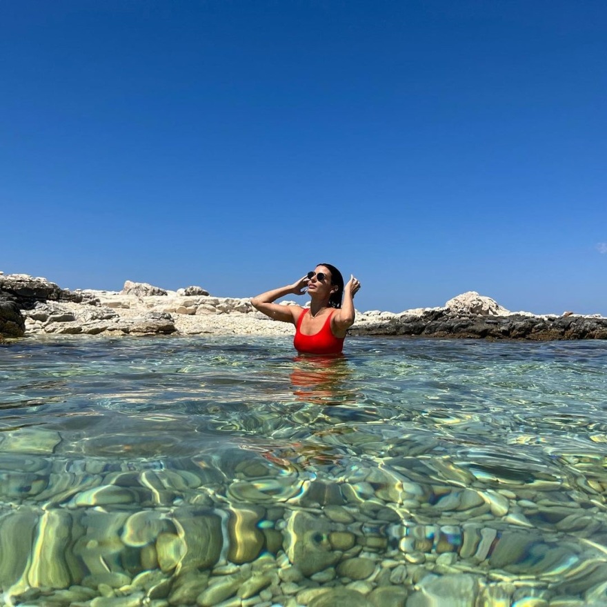 Η Τόνια Σωτηροπούλου στην Κεφαλονιά με τα αγόρια της