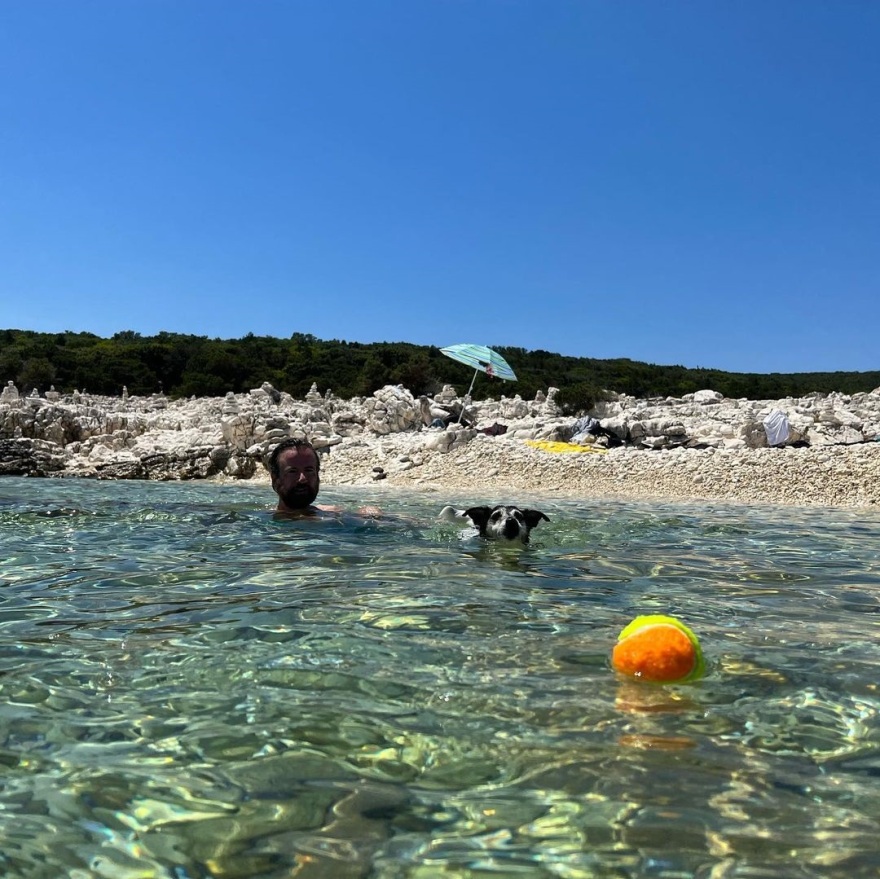 Η Τόνια Σωτηροπούλου στην Κεφαλονιά με τα αγόρια της