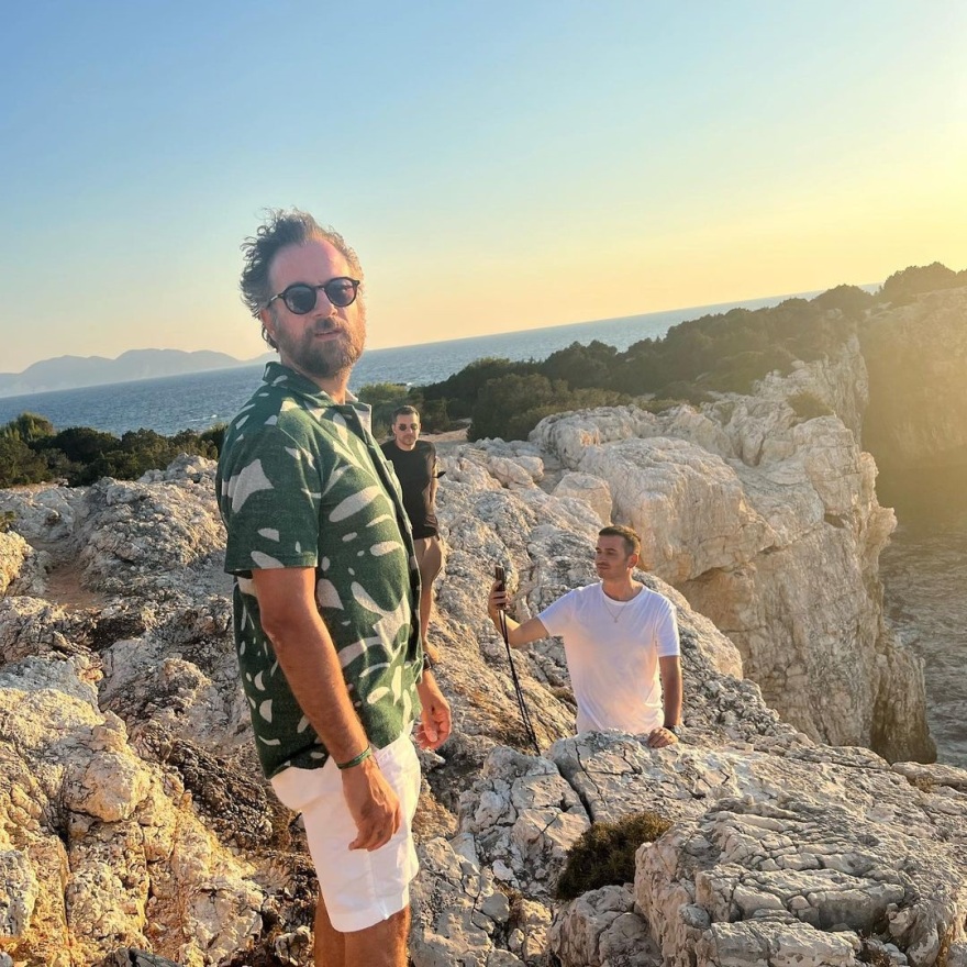 Η Τόνια Σωτηροπούλου στην Κεφαλονιά με τα αγόρια της