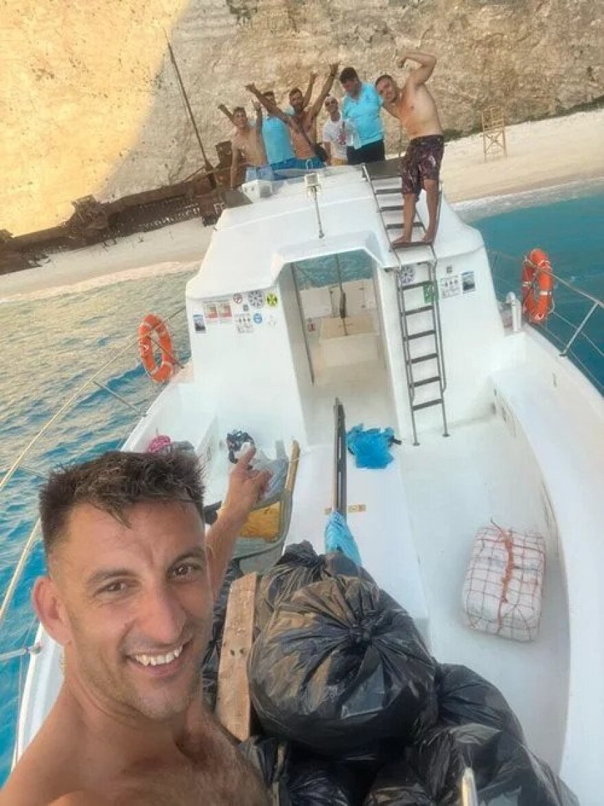 Ζάκυνθος: Ιδιοκτήτες σκαφών μάζεψαν τα σκουπίδια στο Ναυάγιο - Η επιστολή της επιτροπής 