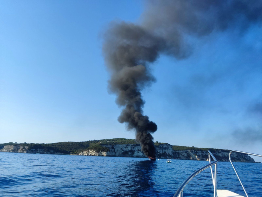Φωτιά σε ιστιοφόρο σκάφος ανοιχτά των Αντιπαξών