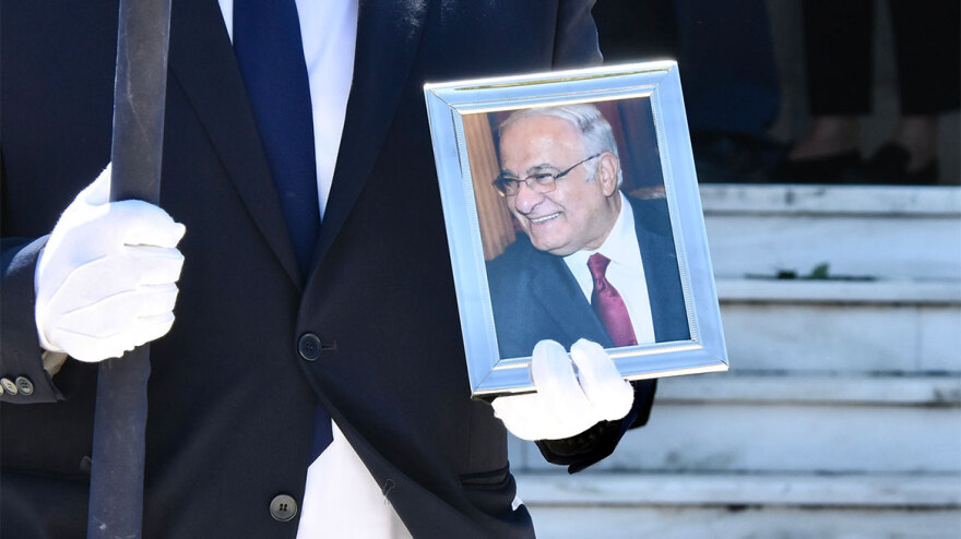 Διονύσης Σιμόπουλος: Συγκίνηση στο τελευταίο αντίο στον διάσημο αστροφυσικό