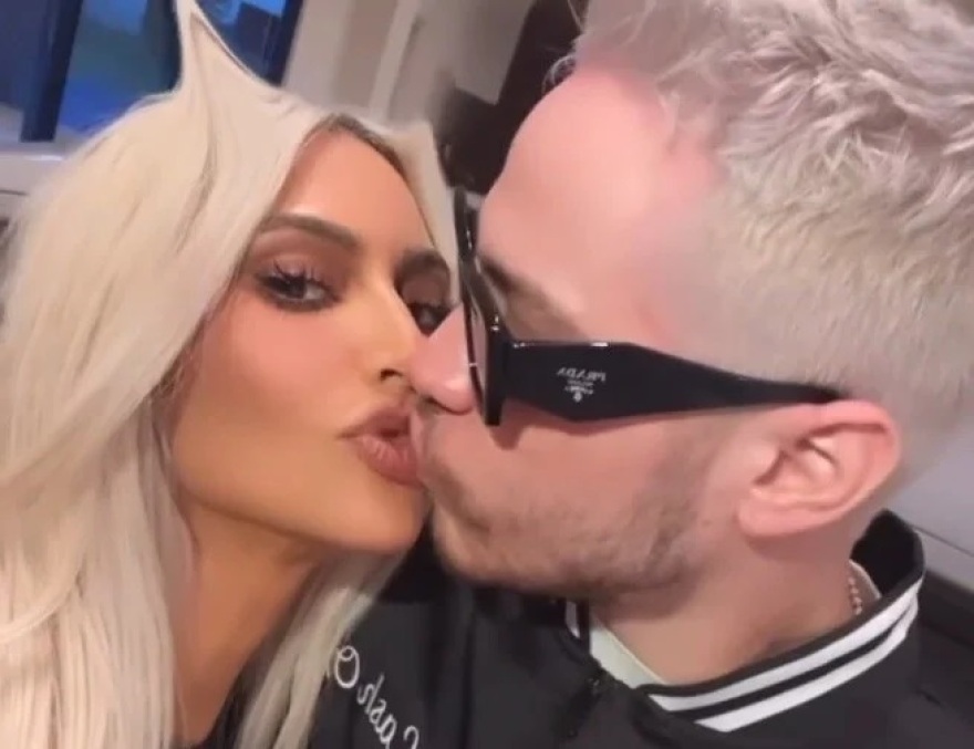 Κιμ Καρντάσιαν: Έξαλλη με το προσβλητικό ποστ του Κάνιε Γουέστ για τον Πιτ Ντέιβιντσον