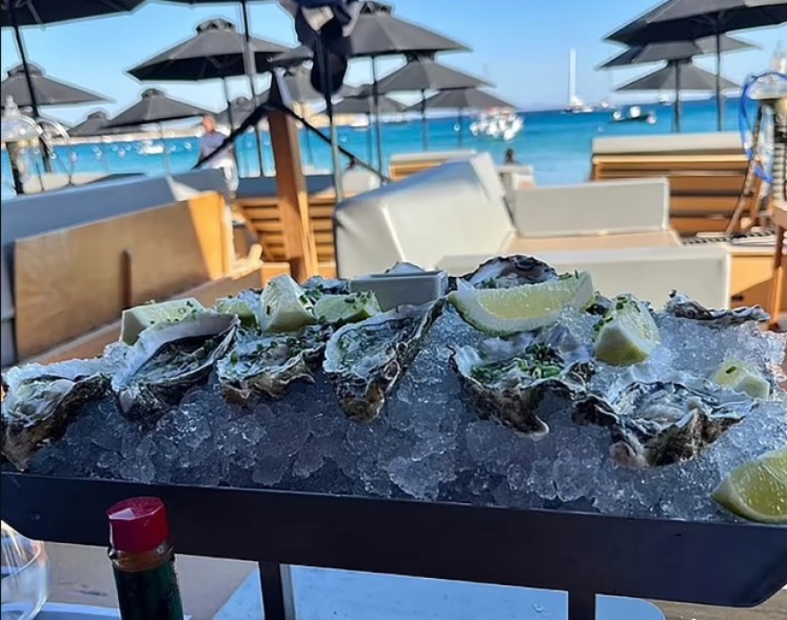 Μύκονος: Νέα καταγγελία για το DK Oyster - «Πληρώσαμε €500 για 12 στρείδια και τέσσερα ποτά» 