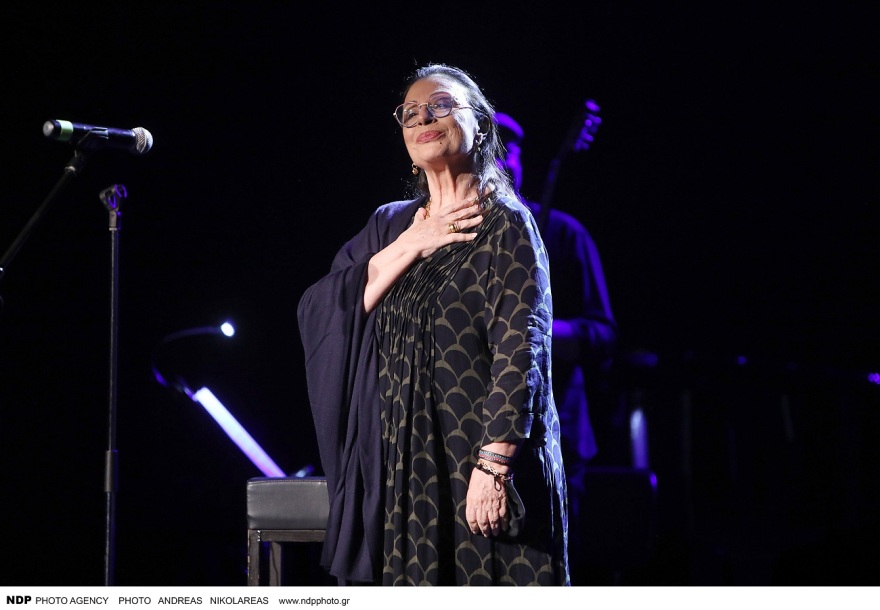 Η Χάρις Αλεξίου ανακοίνωσε μία νέα θεατρική παράσταση