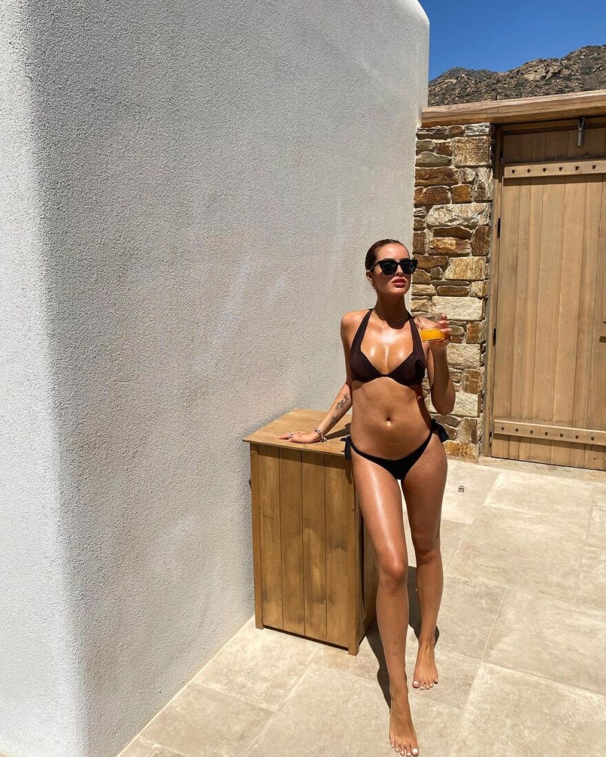 Φωτογραφίες: Η Δανάη Λιβιεράτου με μαύρο μπικίνι