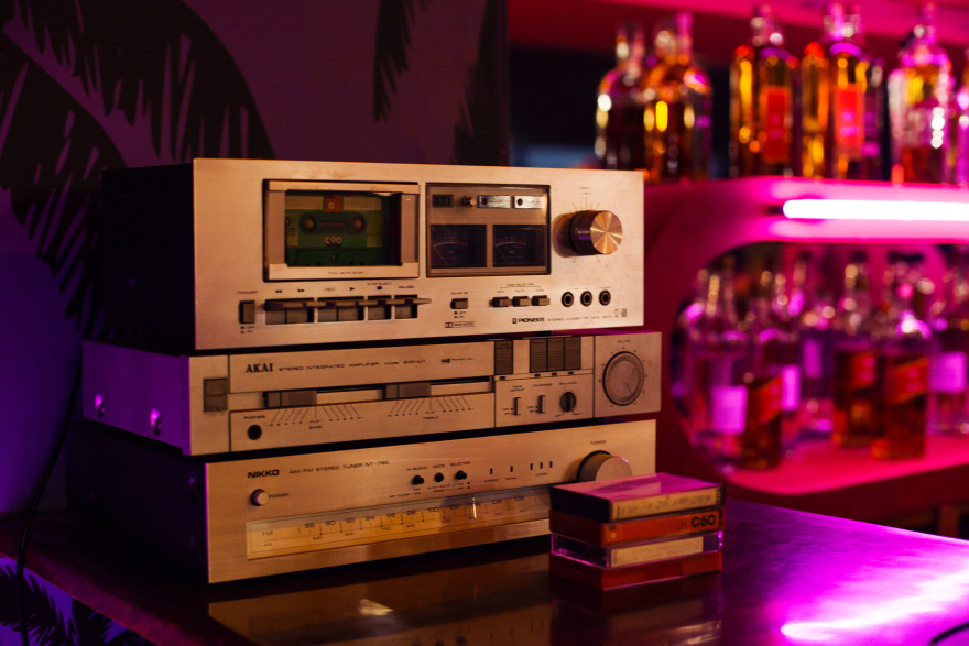 «Αυτή η νύχτα μένει»: Μπουζούκια, καψούρα και καημός στην Ελλάδα των 80’s