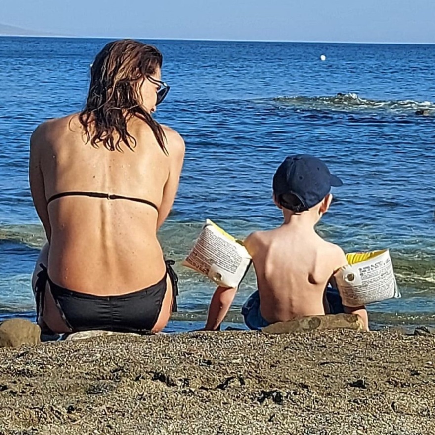 Η Μαρία Ναυπλιώτου κάνει διακοπές με τον αδερφό της στην Κρήτη