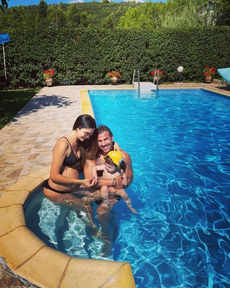 O Άκης Πετρετζίκης με την έγκυο σύζυγό του και τον γιο τους στην πισίνα