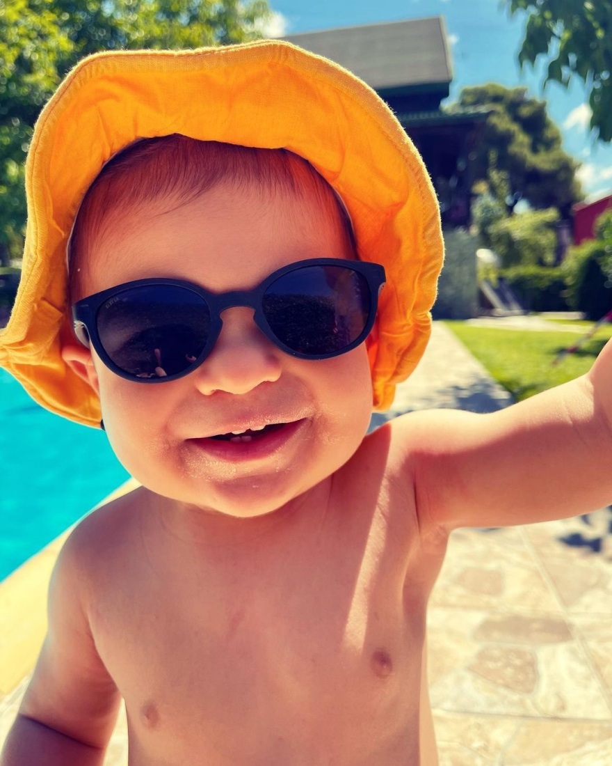 O Άκης Πετρετζίκης με την έγκυο σύζυγό του και τον γιο τους στην πισίνα