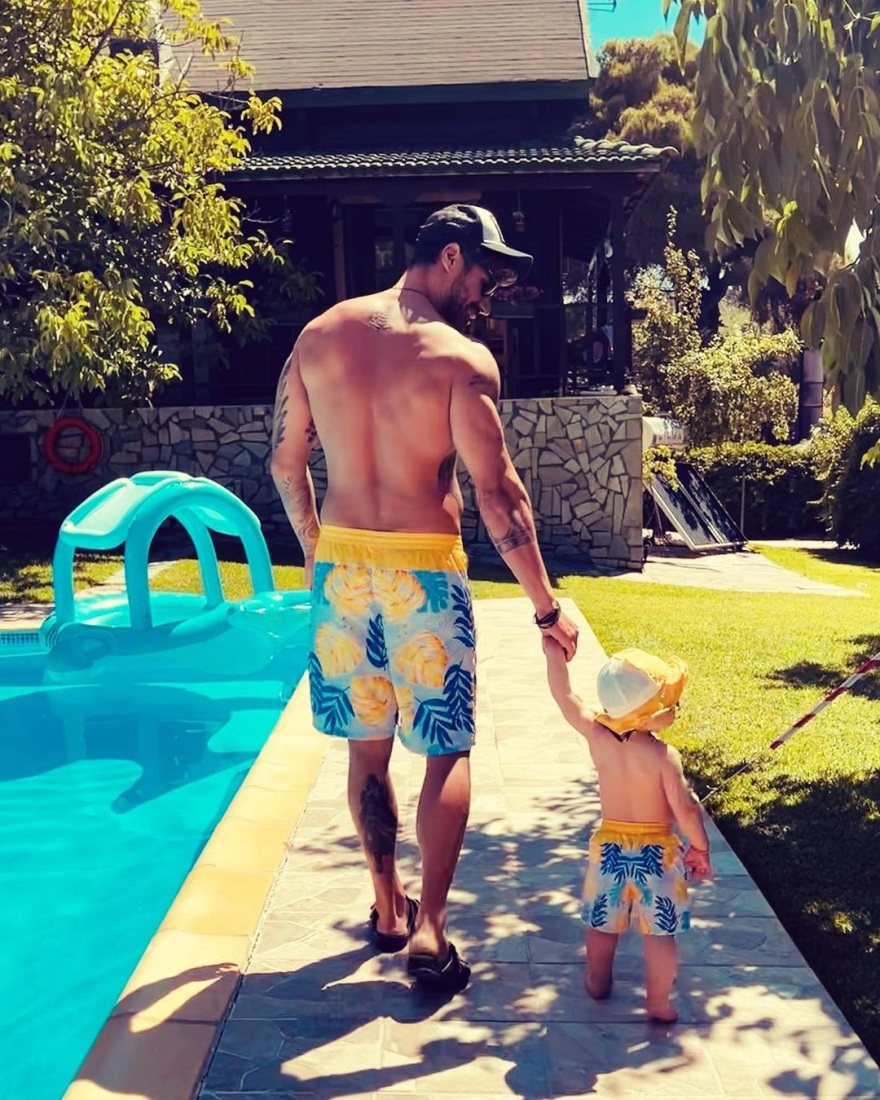 O Άκης Πετρετζίκης με την έγκυο σύζυγό του και τον γιο τους στην πισίνα