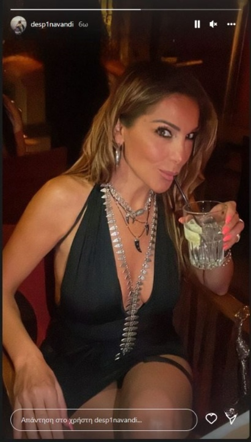 Δέσποινα Βανδή: Βραδινή έξοδος για την τραγουδίστρια με μαύρο φόρεμα και ασημένια κοσμήματα