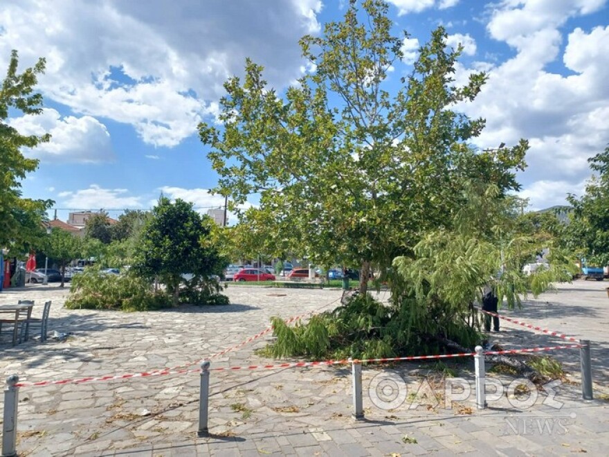 Καλαμάτα: Ανεμοστρόβιλος «σάρωσε» το ιστορικό κέντρο της πόλης