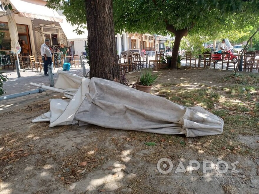 Καλαμάτα: Ανεμοστρόβιλος «σάρωσε» το ιστορικό κέντρο της πόλης