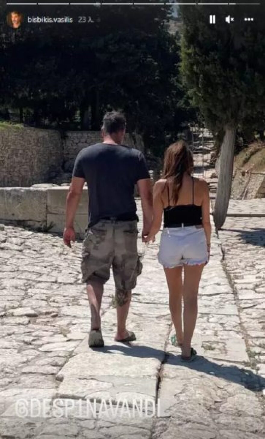 Δέσποινα Βανδή: Βραδινή έξοδος για την τραγουδίστρια με μαύρο φόρεμα και ασημένια κοσμήματα