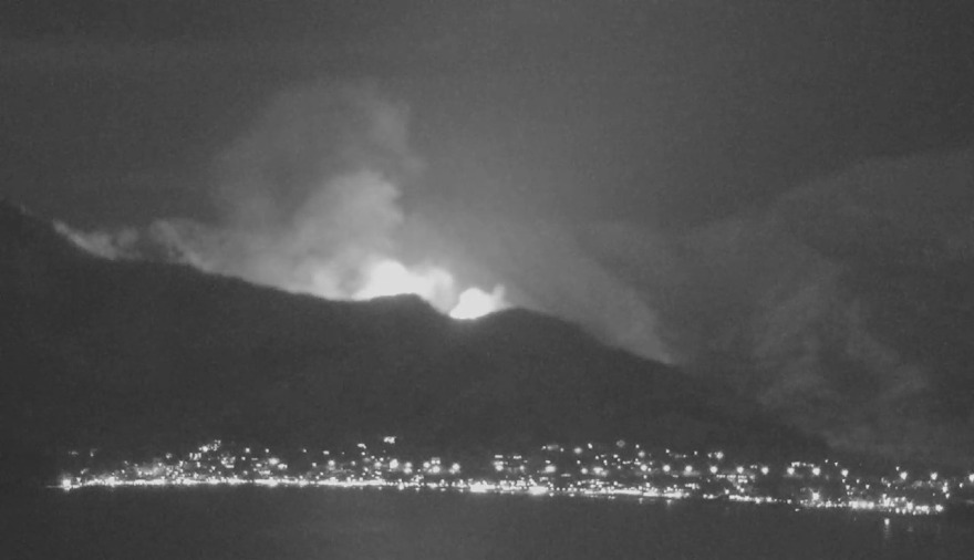 Πυκνό δάσος καίει η φωτιά στη Θάσο - Δείτε βίντεο και φωτογραφίες