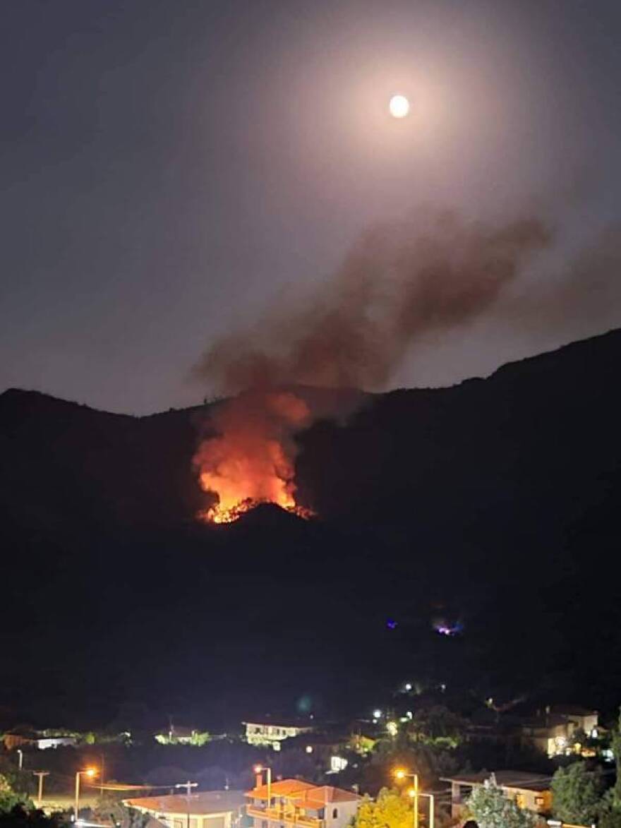 Πυκνό δάσος καίει η φωτιά στη Θάσο - Δείτε βίντεο και φωτογραφίες