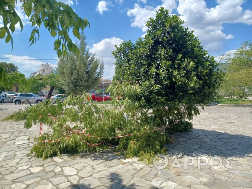 Καλαμάτα: Ανεμοστρόβιλος «σάρωσε» το ιστορικό κέντρο της πόλης