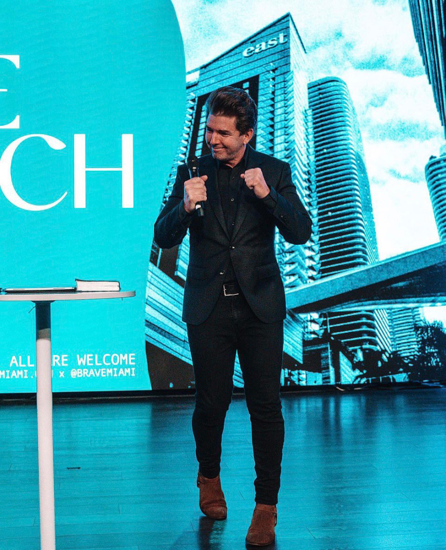 Ο... αλκοολικός πάστορας της «Γενναίας Εκκλησίας» με τη σύζυγο και τις τρεις ερωμένες!