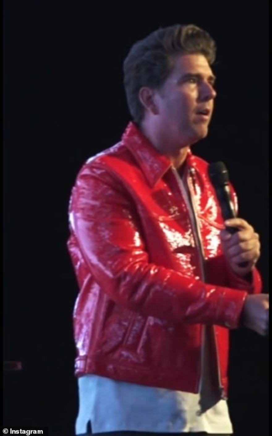 Ο... αλκοολικός πάστορας της «Γενναίας Εκκλησίας» με τη σύζυγο και τις τρεις ερωμένες!