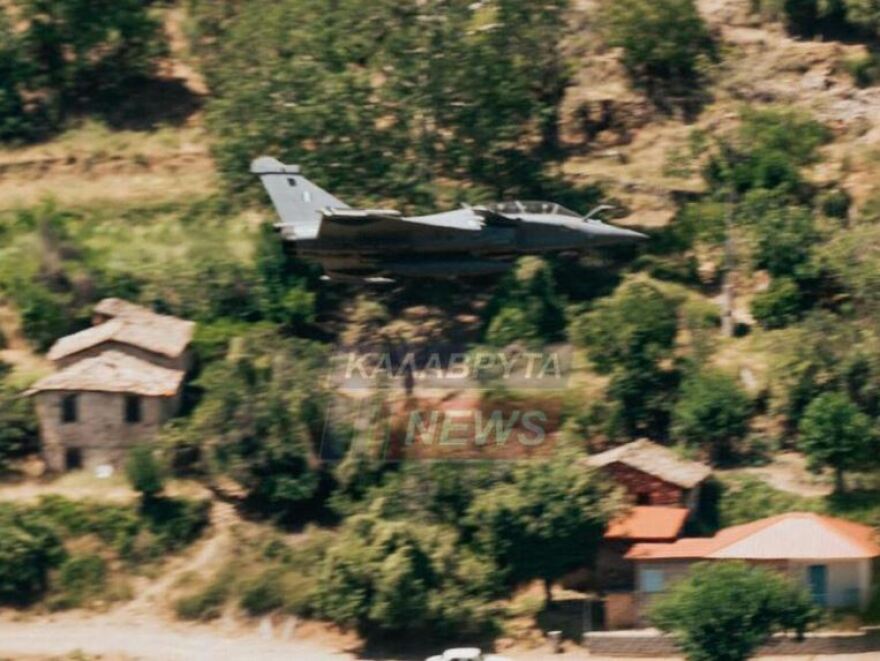 Αχαΐα: Εντυπωσιακές εικόνες από Rafale να πετούν πάνω από τις στέγες σπιτιών στη Ζαχλωρού