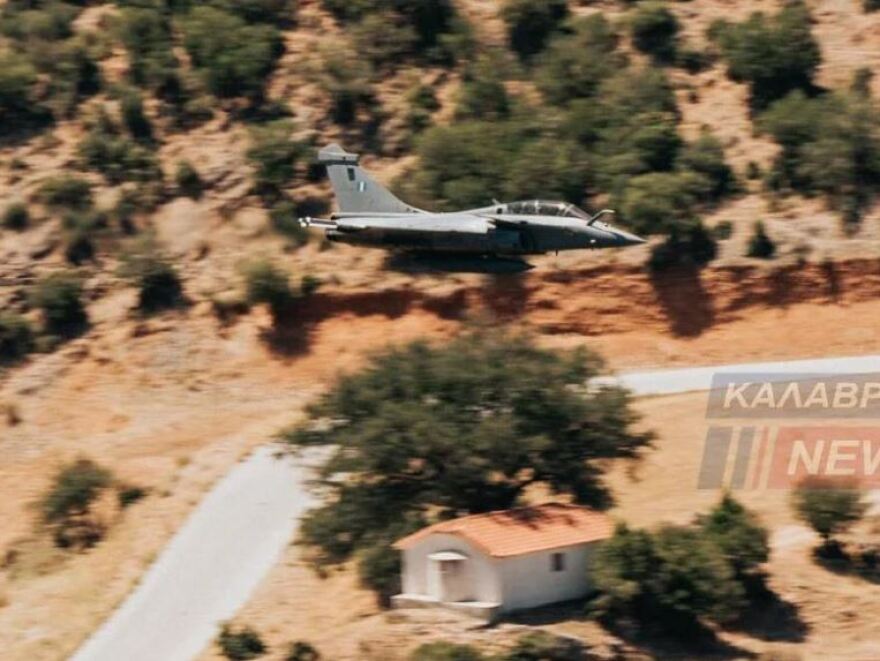 Αχαΐα: Εντυπωσιακές εικόνες από Rafale να πετούν πάνω από τις στέγες σπιτιών στη Ζαχλωρού