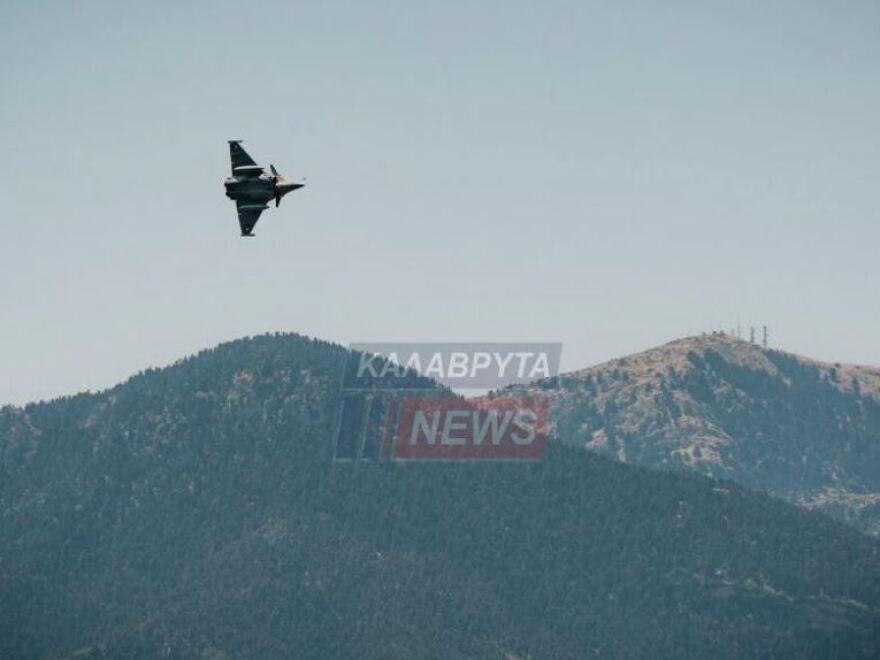Αχαΐα: Εντυπωσιακές εικόνες από Rafale να πετούν πάνω από τις στέγες σπιτιών στη Ζαχλωρού