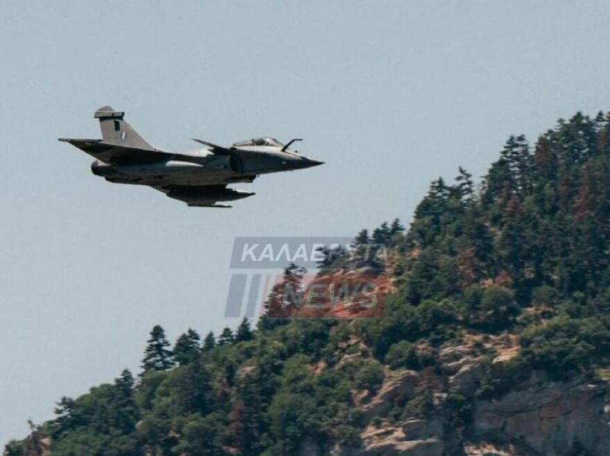 Αχαΐα: Εντυπωσιακές εικόνες από Rafale να πετούν πάνω από τις στέγες σπιτιών στη Ζαχλωρού