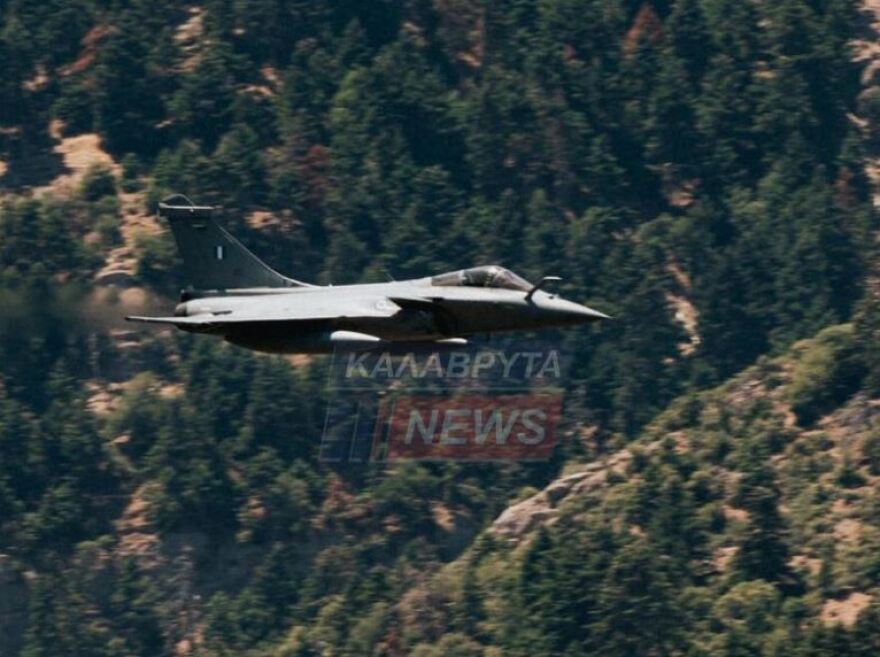 Αχαΐα: Εντυπωσιακές εικόνες από Rafale να πετούν πάνω από τις στέγες σπιτιών στη Ζαχλωρού