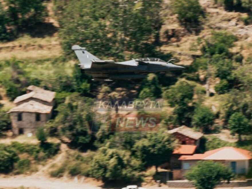 Αχαΐα: Εντυπωσιακές εικόνες από Rafale να πετούν πάνω από τις στέγες σπιτιών στη Ζαχλωρού