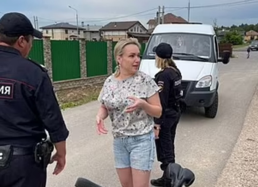 Ρωσία: Έφοδος στο σπίτι της δημοσιογράφου Μαρίνα Οβσιάνικοβα - Κατηγορείται για δυσφήμιση του στρατού