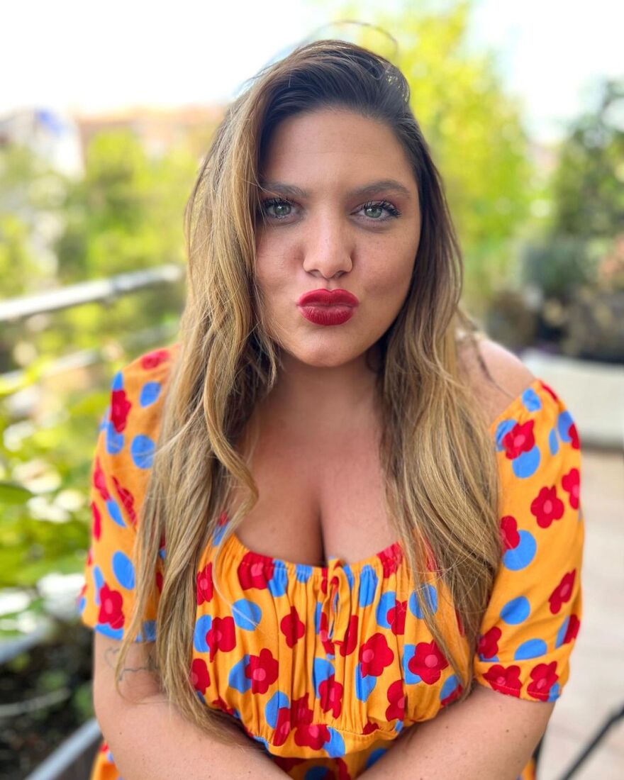 Δανάη Μπάρκα: «Αδιανόητο που μια κοινωνία έχει οδηγήσει ένα άτομο να ντρέπεται για το σώμα του»