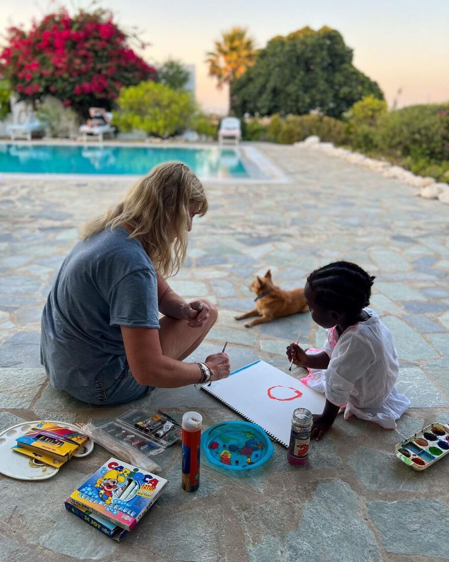 Χριστίνα Κοντοβά: Μαζί με τη μικρή Έιντα ζωγραφίζουν στην Πάρο