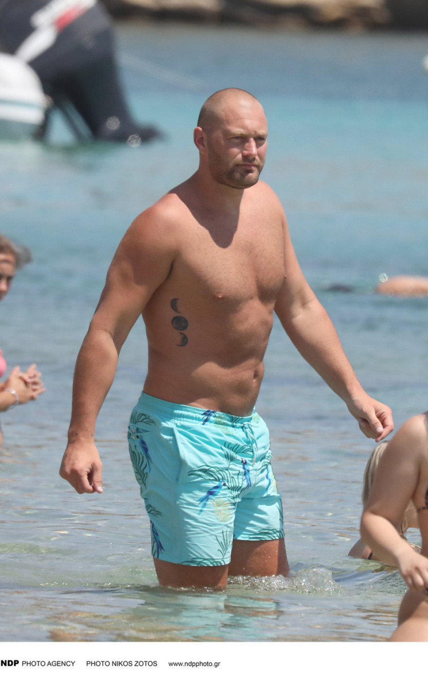 H Ολίμπια Βάλανς απολαμβάνει τις παραλίες της Μυκόνου