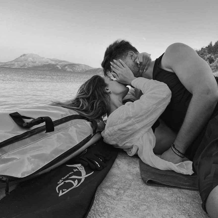 Μαριαλένα Ρουμελιώτη - Σάκης Κατσούλης: Αγκαλιές και φιλιά στην παραλία