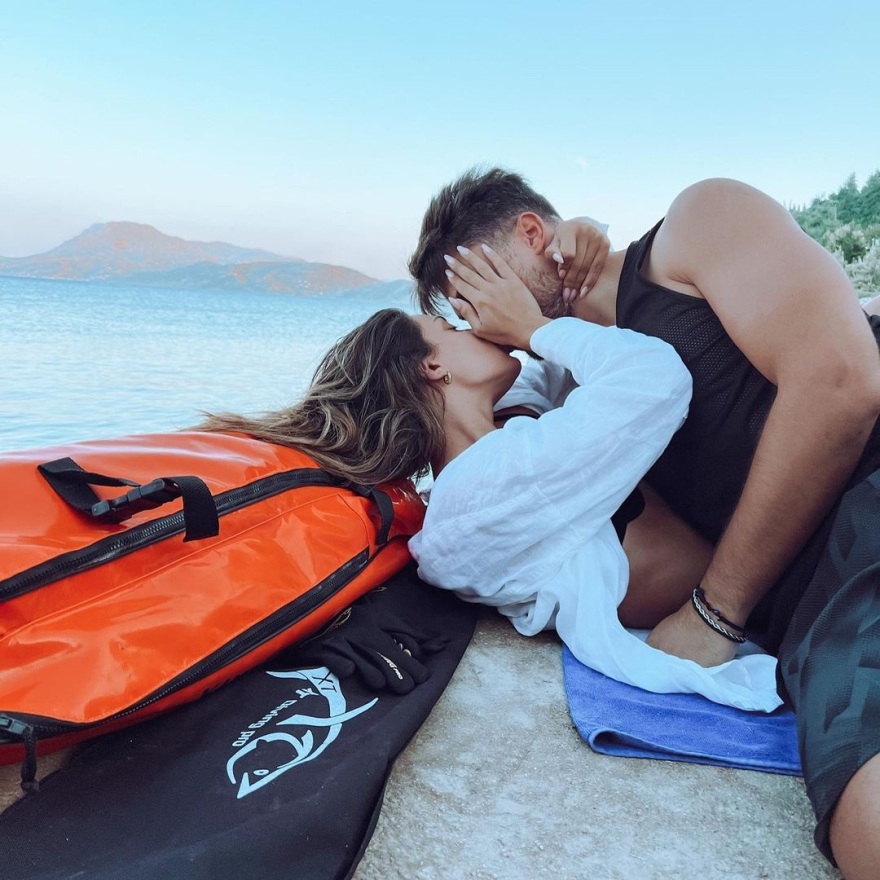 Μαριαλένα Ρουμελιώτη - Σάκης Κατσούλης: Αγκαλιές και φιλιά στην παραλία