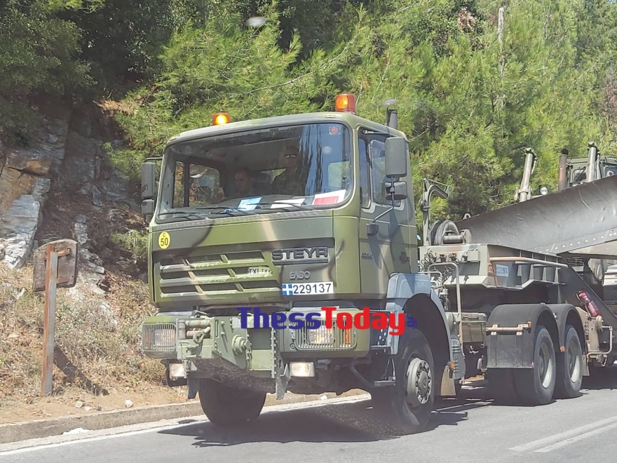 Φωτιά στη Θάσο: Στρατιωτικό κονβόι ενισχύει τις δυνάμεις για την κατάσβεση της πυρκαγιάς