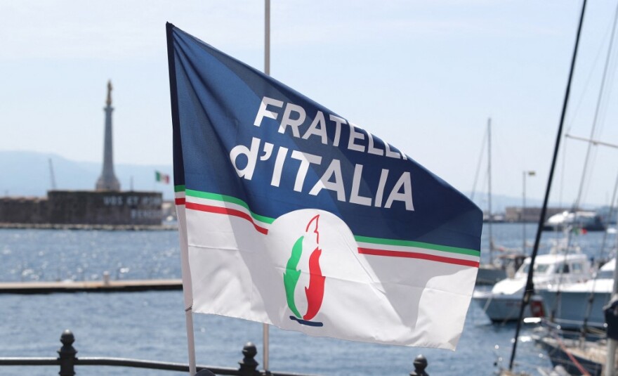 Η Τζόρτζια Μελόνι «καταδικάζει» τον φασισμό αλλά «κρατά» το σύμβολο που παραπέμπει στον Μουσολίνι