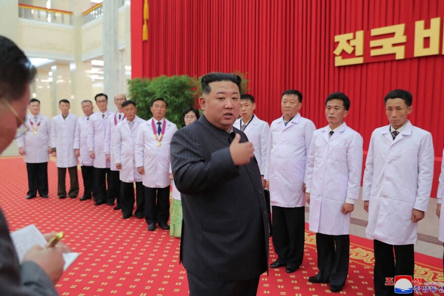 Κιμ Γιονγκ Ουν: Η αδελφή του αποκάλυψε πως είχε και αυτός «πυρετό»  κατά τη διάρκεια της πανδημίας